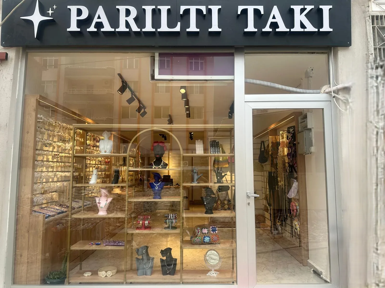 Parıltı Takı mağazasının Samandağ'daki vitrini